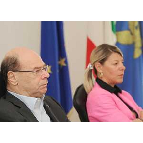 Vladimir Kosic (Assessore regionale Salute, Integrazione sociosanitaria e Politiche sociali) e Federica Seganti (Assessore regionale Pianificazione territoriale, Autonomie locali e Sicurezza, Relazioni internazionali e comunitarie) nel corso della riunione della Giunta regionale, nella sede della Regione. (Trieste 09/09/10)