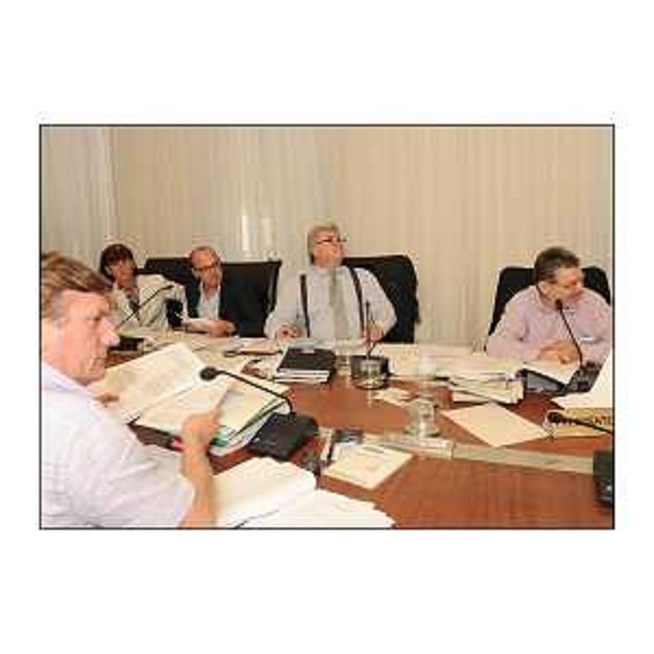 Elio De Anna (Assessore regionale Ambiente e Lavori pubblici) nel corso della riunione della IV Commissione consiliare sulla semplificazione normativa e amministrativa in materia di edilizia abitativa. (Trieste 09/09/10)