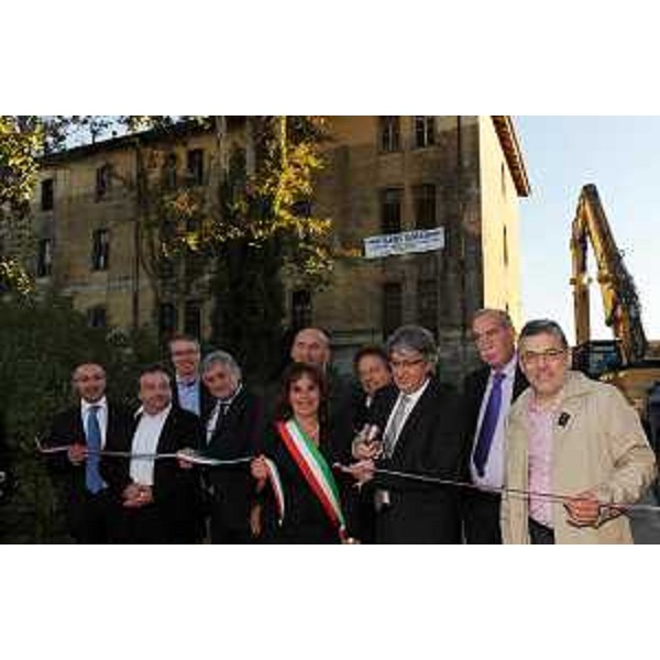 Renzo Tondo (Presidente Friuli Venezia Giulia) e Micaela Sette (Sindaco Latisana) alla cerimonia d'inizio della demolizione dell'ex caserma Radaelli di Latisana. (Latisana 10/09/10)