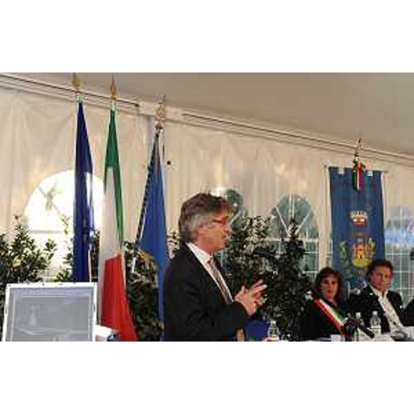 Renzo Tondo (Presidente Friuli Venezia Giulia) interviene alla cerimonia d'inizio della demolizione dell'ex caserma Radaelli di Latisana. (Latisana 10/09/10)