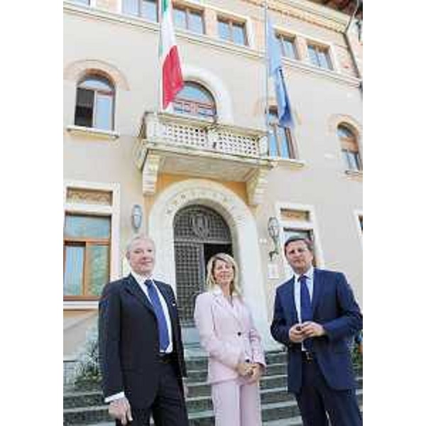 Roberto Marin (Consigliere regionale), Federica Seganti (Assessore regionale Autonomie locali) e Giovanni Blarasin (Commissario Comune Grado) in occasione della riunione per la promozione del prolungamento della stagione turistica di Grado. (Grado 14/09/10)