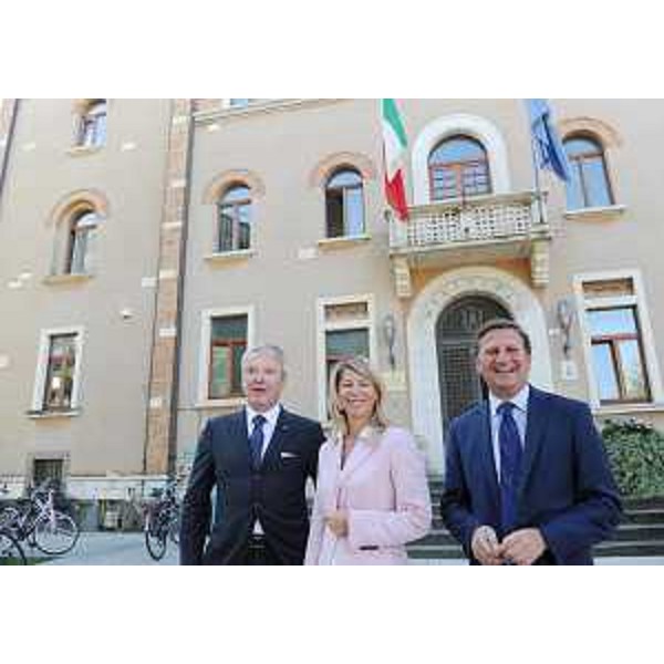 Roberto Marin (Consigliere regionale), Federica Seganti (Assessore regionale Autonomie locali) e Giovanni Blarasin (Commissario Comune Grado) in occasione della riunione per la promozione del prolungamento della stagione turistica di Grado. (Grado 14/09/10)
