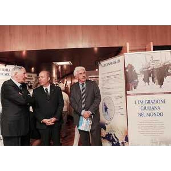 Dario Rinaldi (Presidente onorario Giuliani nel Mondo), Maurizio Salvador (Vicepresidente Consiglio regionale) e Dario Locchi (Presidente Giuliani nel Mondo) in Consiglio regionale per la celebrazione dei 40 di attività dell'Associazione Giuliani nel Mondo. (Trieste 16/09/10)