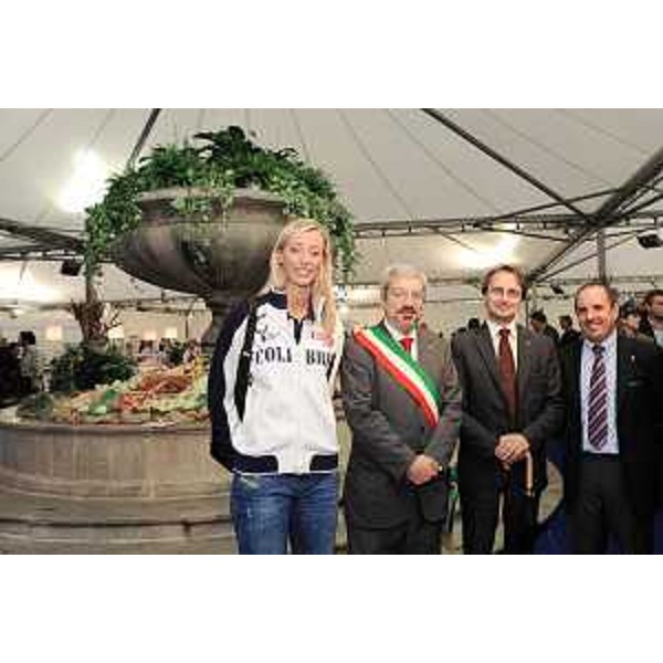 Elisa Manzano (Pallavolista), Furio Honsell (Sindaco Udine), Igor Gabrovec (Consigliere regionale) e Claudio Violino (Assessore regionale Risorse agricole, naturali e forestali) all'apertura di Friuli Doc. (Udine 16/09/10)