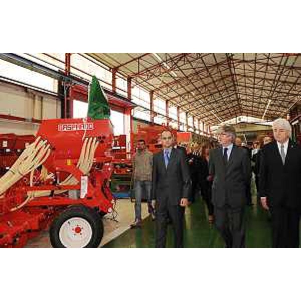 Renzo Tondo (Presidente Friuli Venezia Giulia) all'avvio dei lavori del nuovo capannone dello stabilimento del Gruppo Maschio Gaspardo di Morsano al Tagliamento (PN). (Morsano al Tagliamento 17/09/10)