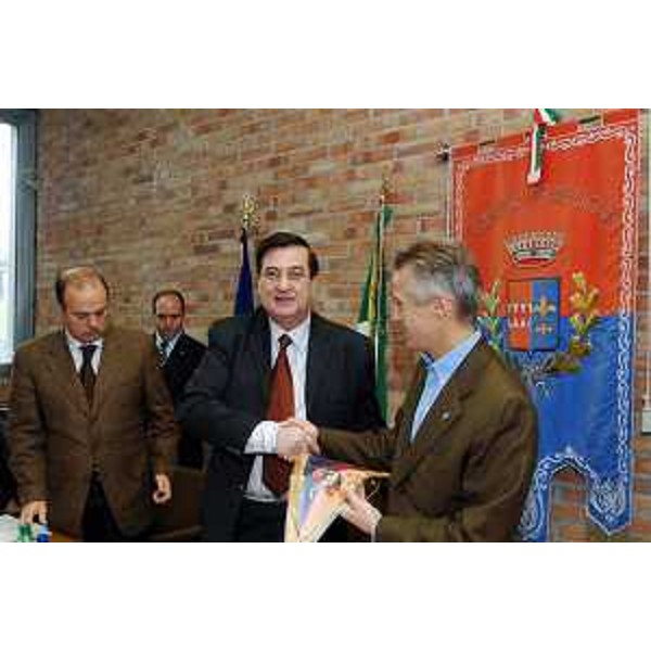 Riccardo Illy (Presidente Regione Friuli Venezia Giulia) con Mirco Daffara (Sindaco di Ragogna) e Gianfranco Moretton (Vicepresidente e Assessore regionale all'ambiente, lavori pubblici e protezione civile) ritratti in occasione della seduta della Giunta Regionale svoltasi a Ragogna. (Ragogna 24/11/06)