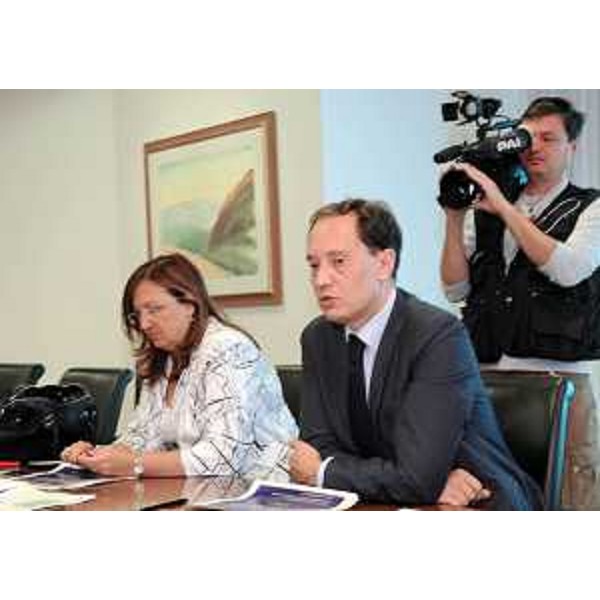 Antonella Manca (Direttore centrale Attività produttive) e Luca Ciriani (Vicepresidente FVG e Assessore regionale Attività produttive) nel corso della conferenza stampa di presentazione del rapporto di andamento delle misure anticrisi adottate dalla Regione nel periodo 2009-2010. (Udine 21/09/10)