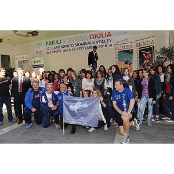 Elio De Anna (Assessore regionale Sport) e Sergio Bolzonello (Sindaco Pordenone) alla partenza della bandiera dei Mondiali di Volley. (Pordenone 22/09/10)