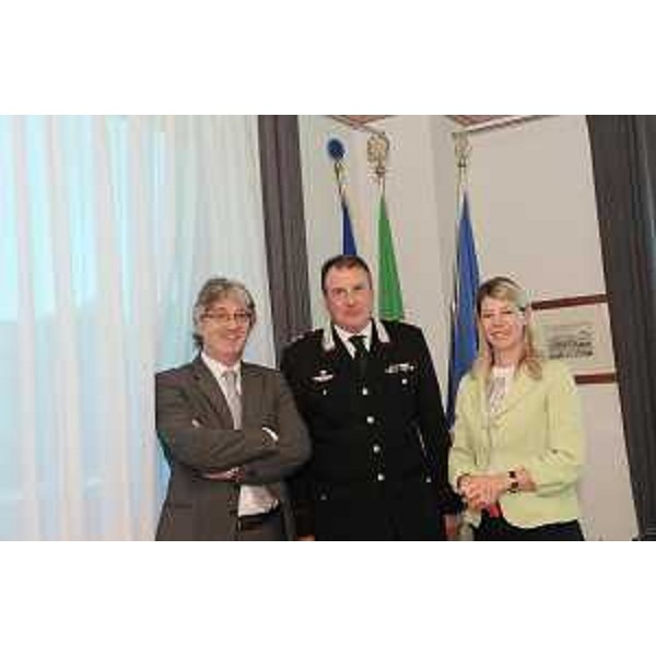 Renzo Tondo (Presidente Friuli Venezia Giulia) e Federica Seganti (Assessore regionale Sicurezza) salutano il Tenente colonnello Roberto Zuliani, Comandante provinciale uscente dei Carabinieri di Gorizia. (Udine 22/09/10)