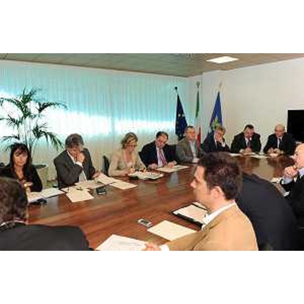 Renzo Tondo (Presidente Friuli Venezia Giulia), con gli assessori regionali Brandi (Lavoro), Savino (Finanze), Molinaro (Istruzione e Cultura), Garlatti (Funzione pubblica), al tavolo di confronto con le organizzazioni sindacali. (Udine 22/09/10)