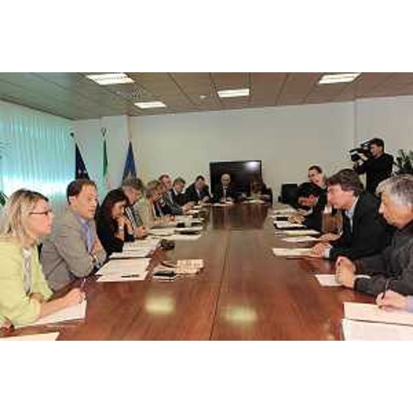 Renzo Tondo (Presidente Friuli Venezia Giulia), con gli assessori regionali Seganti (Autonomie locali), Ciriani (Attività produttive), Brandi (Lavoro), Savino (Finanze), Molinaro (Istruzione e Cultura), Garlatti (Funzione pubblica), al tavolo di confronto con organizzazioni sindacali. (Udine 22/09/10)