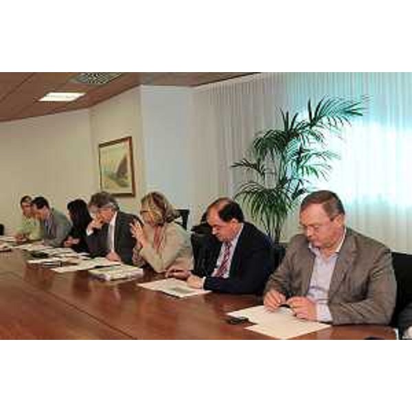 Renzo Tondo (Presidente Friuli Venezia Giulia), con gli assessori regionali Seganti (Autonomie locali), Ciriani (Attività produttive), Brandi (Lavoro), Savino (Finanze), Molinaro (Istruzione e Cultura) e Garlatti (Funzione pubblica), al tavolo di confronto con le organizzazioni sindacali. (Udine 22/09/10)