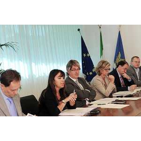 Renzo Tondo (Presidente Friuli Venezia Giulia), con gli assessori regionali Ciriani (Attività produttive), Brandi (Lavoro), Savino (Finanze), Molinaro (Istruzione e Cultura) e Garlatti (Funzione pubblica), al tavolo di confronto con le organizzazioni sindacali. (Udine 22/09/10)