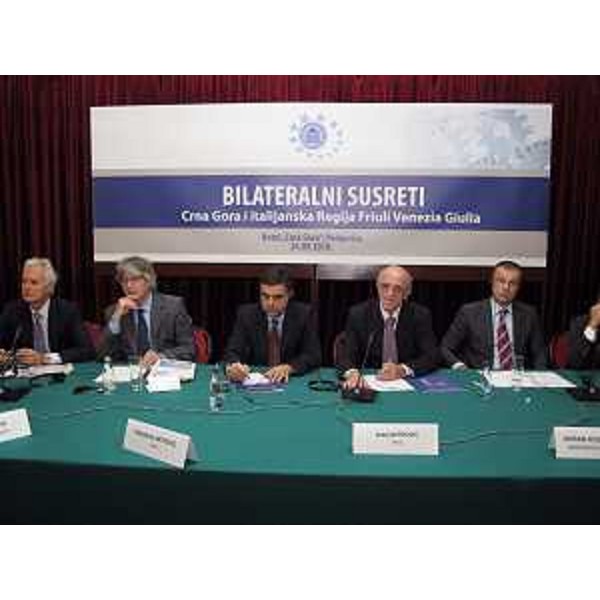 Renzo Tondo (Presidente Friuli Venezia Giulia) nel corso dell'incontro tra le delegazioni economico-istituzionali del Friuli Venezia Giulia e del Montenegro, presenti Goran Scepanovic (Viceministro Economia Montenegro), Predrag Mitrovic (Presidente Confindustria Montenegro) e Sergio Barbanti (Ambasciatore d'Italia in Montenegro). (Podgorica 24/09/10)