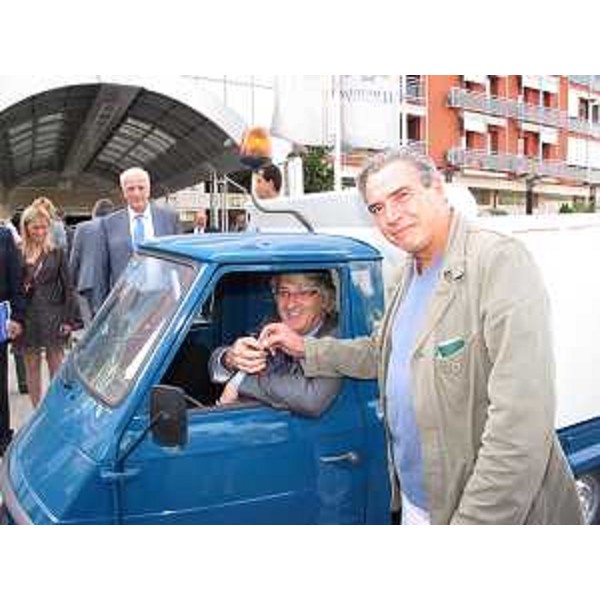 Renzo Tondo (Presidente Friuli Venezia Giulia) con Fabrizio Valencic (Presidente Cooperativa Arcobaleno) alla consegna del furgoncino "Ape" offerto dalla Cooperativa "Arcobaleno" di Gorizia alla Cooperativa "Plamen" di Podgorica. (Podgorica 24/09/10)