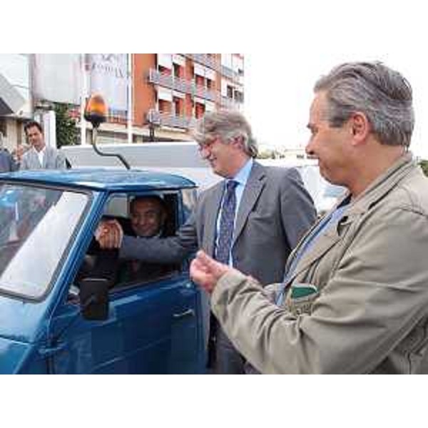 Renzo Tondo (Presidente Friuli Venezia Giulia) con Fabrizio Valencic (Presidente Cooperativa Arcobaleno) alla consegna del furgoncino "Ape", offerto dalla Cooperativa "Arcobaleno" di Gorizia alla Cooperativa "Plamen" di Podgorica, a Ivan Toskic (Presidente Cooperativa "Plamen"). 