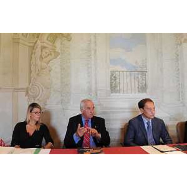 Enzo Cainero (Commissario straordinario Azienda speciale Villa Manin), tra Federica Seganti (Assessore regionale Autonomie locali e Sicurezza) e Luca Ciriani (Vicepresidente FVG e Assessore regionale Attività produttive), saluta la Giunta regionale in riunione a Villa Manin. (Passariano 24/09/10)