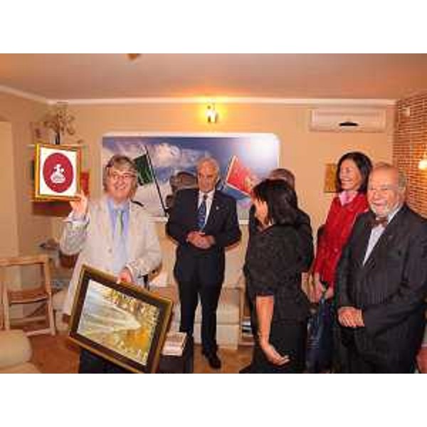 Renzo Tondo (Presidente Friuli Venezia Giulia) riceve in dono un merletto, presenti Silvio Delbello, Floriana Bassanese Radin e Renzo de' Vidovich, presso la sede della Comunità nazionale italiana del Montenegro. (Cattaro 25/09/10)