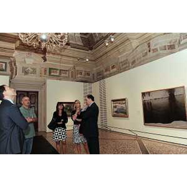 Marco Goldin (Curatore Mostra) illustra "Munch e lo Spirito del Nord. Scandinavia nel secondo Ottocento" a Luca Ciriani (Vicepresidente FVG e Assessore regionale Attività produttive), Angela Brandi (Assessore regionale Lavoro, Università e Ricerca, delegato Pari Opportunità e Politiche giovanili), Federica Seganti (Assessore regionale Pianificazione territoriale, Relazioni internazionali, Autonomie locali e Sicurezza) e Roberto Molinaro (Assessore regionale Istruzione, Formazione e Cultura, delegato Politiche Famiglia) in Villa Manin. (Passariano 24/09/10)