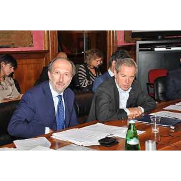 Riccardo Riccardi (Assessore Protezione civile FVG) e Guido Bertolaso (Sottosegretario Protezione civile) nel corso della discussione della ripartizione del "Fondo per la prevenzione sismica" con gli assessori alla Protezione civile di tutte le Regioni italiane. (Roma 28/09/10)