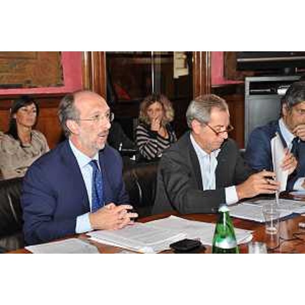 Riccardo Riccardi (Assessore Protezione civile FVG) e Guido Bertolaso (Sottosegretario Protezione civile) nel corso della discussione della ripartizione del "Fondo per la prevenzione sismica" con gli assessori alla Protezione civile di tutte le Regioni italiane. (Roma 28/09/10)