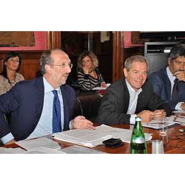 Riccardo Riccardi (Assessore Protezione civile FVG) e Guido Bertolaso (Sottosegretario Protezione civile) nel corso della discussione della ripartizione del "Fondo per la prevenzione sismica" con gli assessori alla Protezione civile di tutte le Regioni italiane. (Roma 28/09/10)