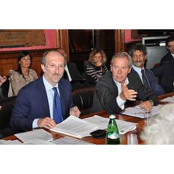 Riccardo Riccardi (Assessore Protezione civile FVG) e Guido Bertolaso (Sottosegretario Protezione civile) nel corso della discussione della ripartizione del "Fondo per la prevenzione sismica" con gli assessori alla Protezione civile di tutte le Regioni italiane. (Roma 28/09/10)