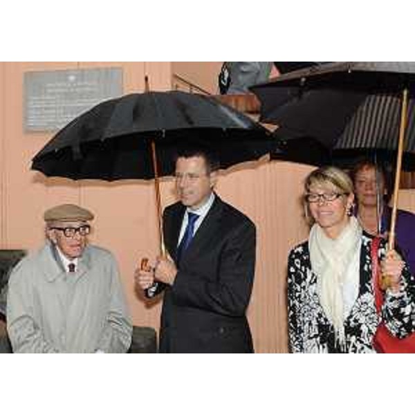 Boris Pahor (Scrittore), Samuel Zbogar (Mnistro Esteri Slovenia) e Federica Seganti (Assessore regionale Relazioni internazionali) all'inaugurazione della lapide commemorativa della famiglia Tomazic, nella residenza del console generale sloveno a Trieste. (Trieste 01/10/10)