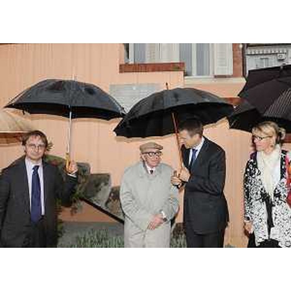 Igor Gabrovec (Consigliere regionale), Boris Pahor (Scrittore), Samuel Zbogar (Mnistro Esteri Slovenia) e Federica Seganti (Assessore regionale Relazioni internazionali) all'inaugurazione della lapide commemorativa della famiglia Tomazic, nella residenza del console generale sloveno a Trieste. (Trieste 01/10/10)