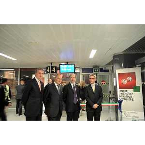 Guido Improta (Direttore Relazioni istituzionali Alitalia), Sergio Dressi (Presidente Aeroporto FVG), Riccardo Riccardi (Assessore regionale Viabilità e Trasporti) e Paolo Rovis (Assessore Turismo Comune Trieste) nella sala dell'Aeroporto FVG per la partenza del primo volo AZ 1350 di collegamento con Milano Linate. (Ronchi dei Legionari 04/10/10)