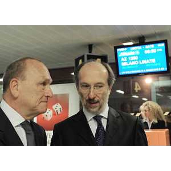Sergio Dressi (Presidente Aeroporto FVG) e Riccardo Riccardi (Assessore regionale Viabilità e Trasporti) nella sala dell'Aeroporto FVG per la partenza del primo volo AZ 1350 di collegamento con Milano Linate. (Ronchi dei Legionari 04/10/10)