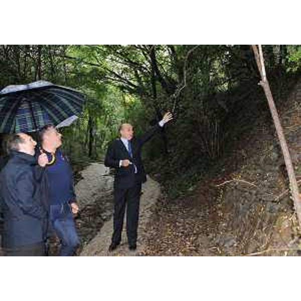 Riccardo Riccardi (Assessore regionale Protezione civile), Adriano Morettin (Protezione civile FVG) e Roberto Dipiazza (Sindaco Trieste) nel corso del sopralluogo per la messa in sicurezza del versante della via Alfonso Valerio a Trieste all'altezza del capolinea del bus 17. (Trieste 05/10/10)