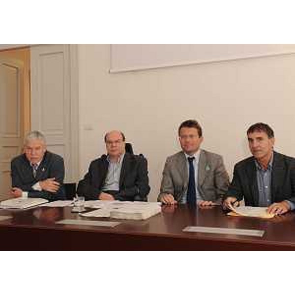 Mauro Melato (Direttore generale IRCCS Burlo Garofolo), Vladimir Kosic (Assessore regionale Salute), Giorgio Zauli (Direttore scientifico IRCCS Burlo Garofolo) e Piero Camber (Presidente VI Commissione consiliare) nel corso della conferenza stampa sulla situazione dell'IRCCS Burlo Garofolo di Trieste. (Trieste 05/10/10)