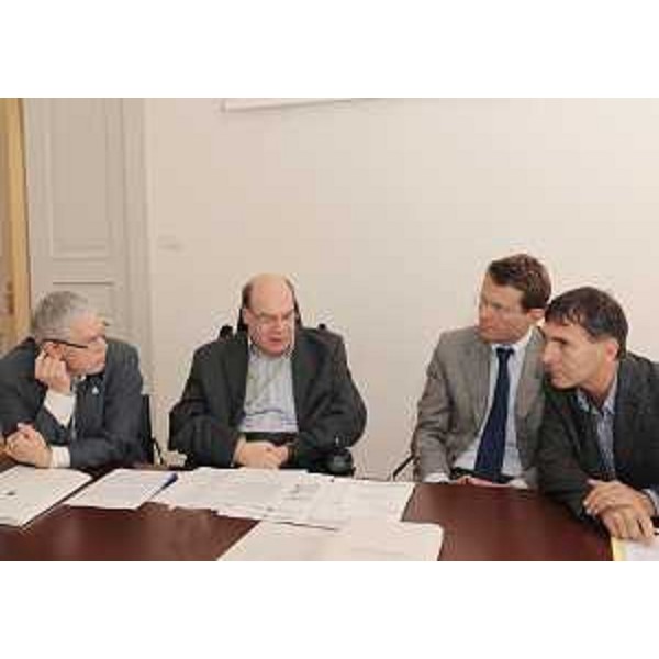 Mauro Melato (Direttore generale IRCCS Burlo Garofolo), Vladimir Kosic (Assessore regionale Salute), Giorgio Zauli (Direttore scientifico IRCCS Burlo Garofolo) e Piero Camber (Presidente VI Commissione consiliare) nel corso della conferenza stampa sulla situazione dell'IRCCS Burlo Garofolo di Trieste. (Trieste 05/10/10)