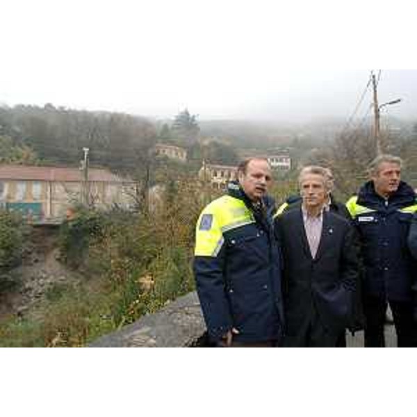 Riccardo Illy (Presidente Regione Friuli Venezia Giulia) con Gianfranco Moretton (Vicepresidente e Assessore regionale all'ambiente, lavori pubblici e protezione civile) durante il sopralluogo ai lavori di emergenza realizzati in Strada del Friuli a Trieste dalla Protezione Civile del Friuli Venezia Giulia. (Trieste 27/11/06)