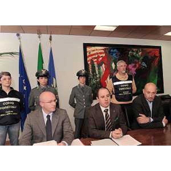 Luca Bulfone (Direttore regionale Risorse agricole), Claudio Violino (Assessore regionale Risorse agricole) e Mirko Bellini (Direttore ERSA) nel corso dell'incontro sulla coltivazione di materiale OGM in territorio FVG. (Udine 06/10/10)