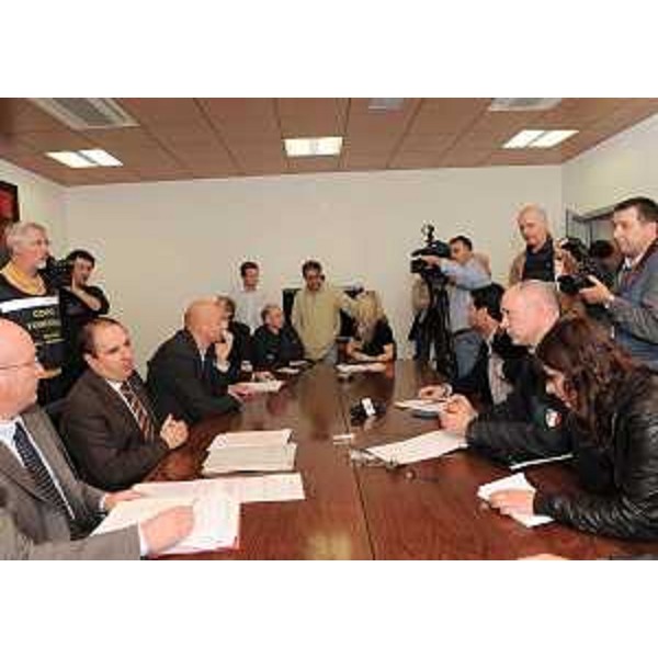 Luca Bulfone (Direttore regionale Risorse agricole), Claudio Violino (Assessore regionale Risorse agricole) e Mirko Bellini (Direttore ERSA) nel corso dell'incontro sulla coltivazione di materiale OGM in territorio FVG. (Udine 06/10/10)