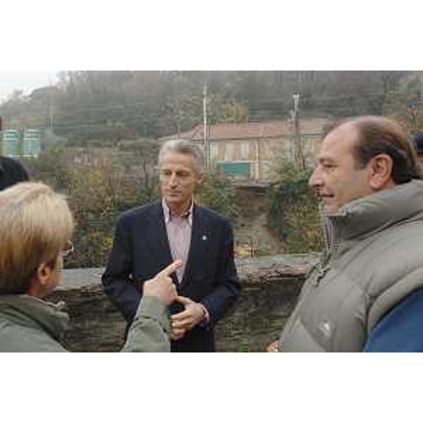 Riccardo Illy (Presidente Regione Friuli Venezia Giulia) mentre parla con gli abitanti durante il sopralluogo ai lavori di emergenza realizzati in Strada del Friuli a Trieste dalla Protezione Civile del Friuli Venezia Giulia. (Trieste 27/11/06)