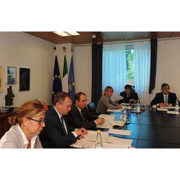 Gli assessori regionali Sandra Savino (Finanze), Garlatti (Funzione pubblica), Violino (Agricoltura), Seganti (Autonomie locali e Relazioni internazionali), Ciriani (Attività produttive) e Renzo Tondo (Presidente Friuli Venezia Giulia) al tavolo di riunione della Giunta regionale. (Udine 08/10/10)