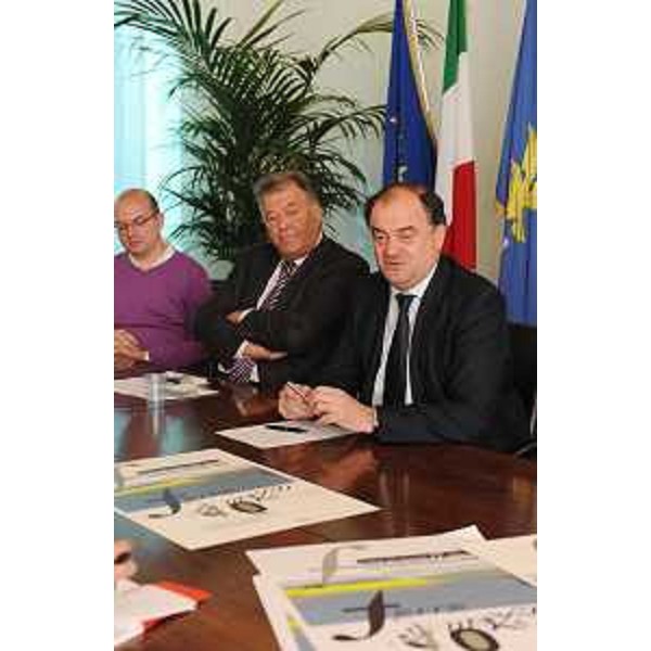 Roberto Molinaro (Assessore regionale Cultura) alla presentazione del programma del festival regionale del "Racconto nelle Terre di Mezzo". (Udine 12/10/10)