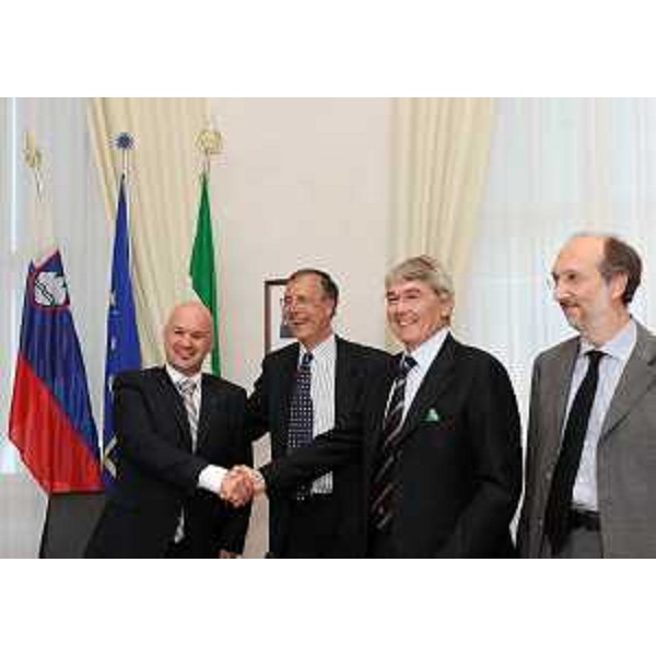 Igor Jakomin (Segretario di Stato Trasporti Repubblica di Slovenia), Jan Laurens Brinkhorst (Coordinatore europeo Progetto prioritario n.6), Roberto Castelli (Viceministro Infrastrutture e Trasporti) e Riccardo Riccardi (Assessore regionale Infrastrutture) in occasione dell'accordo sul tratto transfrontaliero Trieste-Divaccia del Progetto ferroviario prioritario TEN-T n.6 dell'Unione europea. (Trieste 12/10/10)