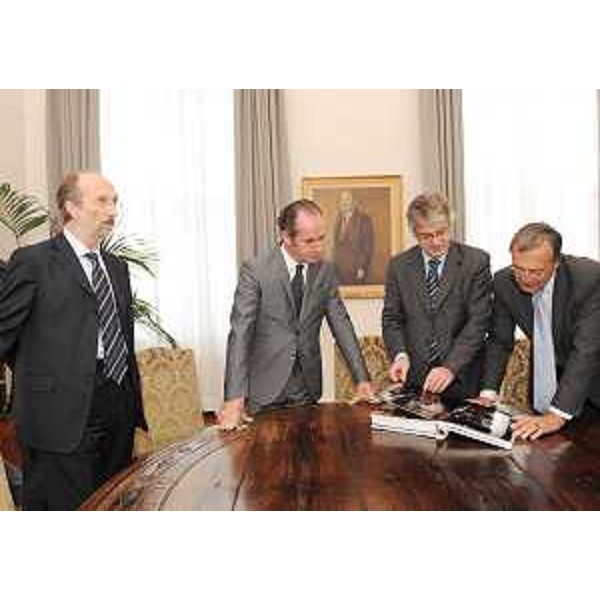 Riccardo Riccardi (Assessore regionale Infrastrutture), Luca Zaia (Presidente Veneto), Renzo Tondo (Presidente Friuli Venezia Giulia) e Jan Laurens Brinkhorst (Coordinatore europeo Progetto prioritario n.6) nella sede della Regione per la riunione sull'alta velocità. (Trieste 13/10/10)