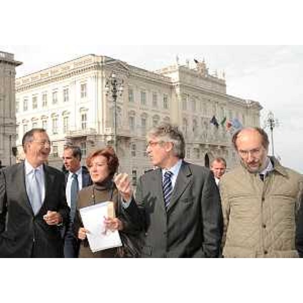 Jan Laurens Brinkhorst (Coordinatore europeo Progetto prioritario n.6), Renzo Tondo (Presidente Friuli Venezia Giulia) e Riccardo Riccardi (Assessore regionale Infrastrutture) in piazza Unità d'Italia a Trieste per la riunione sull'alta velocità. (Trieste 13/10/10)