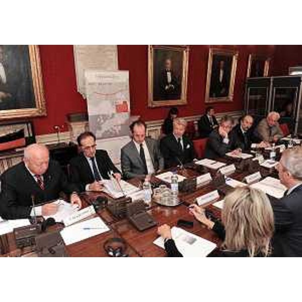 Alessandro Calligaris (Presidente Confindustria FVG), Andrea Tomat (Presidente Confindustria Veneto), Luca Zaia (Presidente Veneto), Antonio Paoletti (Presidente CCIAA Trieste), Renzo Tondo (Presidente Friuli Venezia Giulia), Riccardo Riccardi (Assessore regionale Infrastrutture FVG) e Paolo Costa (Presidente Autorità portuale Venezia) nel corso del vertice sull'asse ferroviario europeo ad alta velocità, presente Jan Laurens Brinkhorst (Coordinatore europeo Progetto prioritario n.6), alla CCIAA di Trieste. (Trieste 13/10/10)