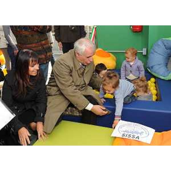 Angela Brandi (Assessore regionale Lavoro e Pari Opportunità) e Stefano Fantoni (Direttore SISSA Trieste) all'inaugurazione dell'asilo aziendale della Scuola Internazionale Superiore di Studi Avanzati-SISSA. (Trieste 14/10/10)