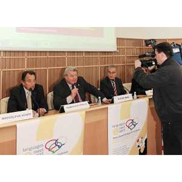 Elio De Anna (Assessore regionale Sport) interviene al convegno "Languages meet sport. Intercultural dialogue for inclusion", all'Auditorium Allianz. (Trieste 15/10/10)