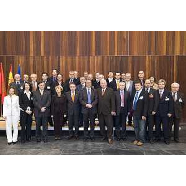 Foto di gruppo all'Assemblea delle Regioni europee di confine/AGEG in cui Franco Iacop (Assessore regionale per le relazioni internazionali, comunitarie e autonomie locali) è stato confermato Vicepresidente. Pamplona (25/11/06)