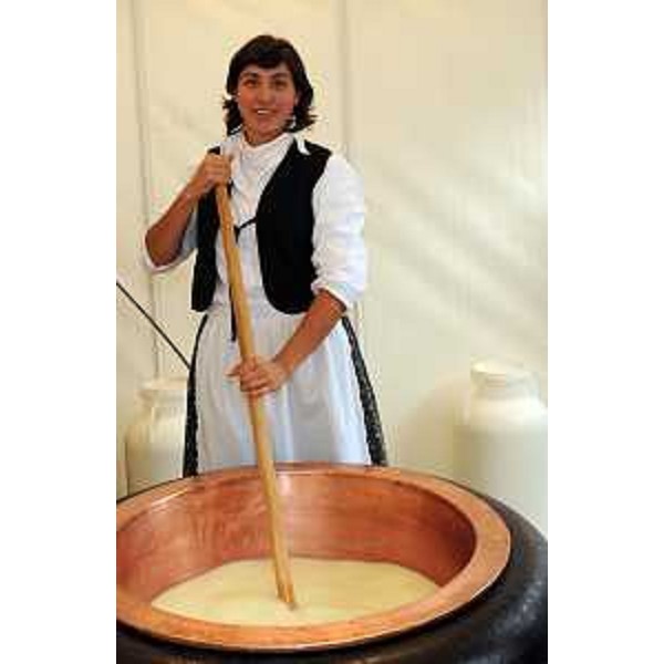 Un momento della lavorazione del formaggio Montasio nel corso della manifestazione "Sapori di Montasio". (Codroipo 15/10/10)