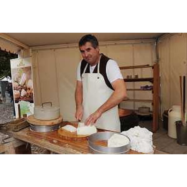 Un momento della lavorazione del formaggio Montasio nel corso della manifestazione "Sapori di Montasio". (Codroipo 15/10/10)