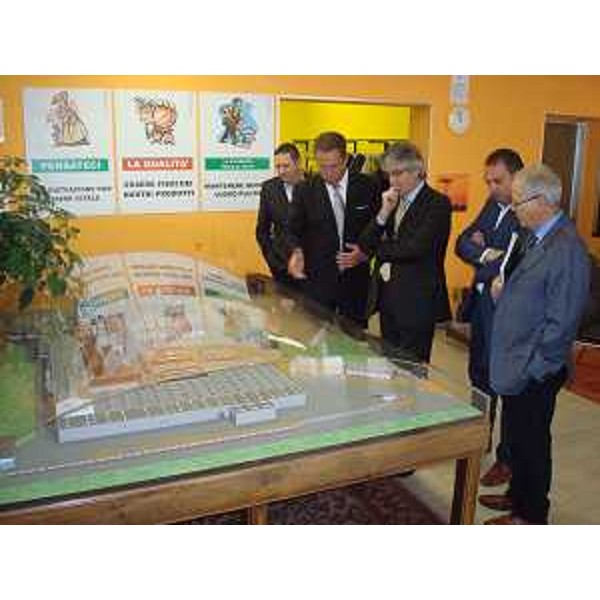 Renzo Tondo (Presidente Friuli Venezia Giulia) nel corso della visita alla Cartiera Burgo. (Tolmezzo 18/10/10) 